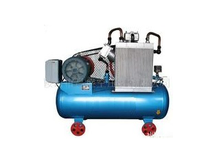 無(wu)油潤滑空(kong)壓機